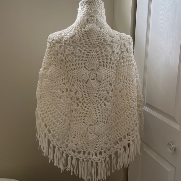 Boho crocheted fringed cape - Picture 4 of 8